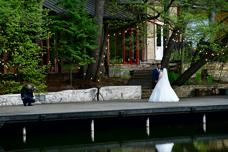 Услуги фотографов и видеографов стоят от 6 тыс. до 10 тыс. рублей за час работы, в среднем итоговая стоимость специалистов может доходить до 150 тыс. рублей