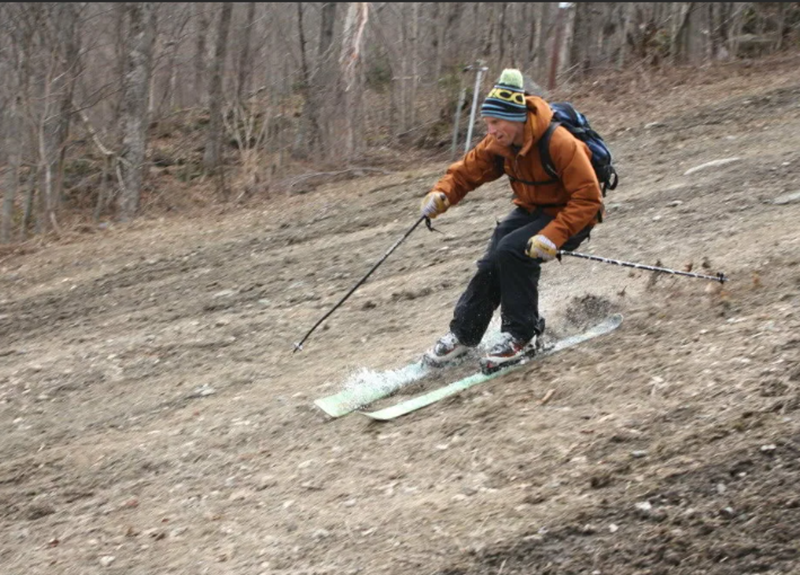 Никитич осторожно выглянул из чащи лыжни. На лыжах без снега. Лыжи по земле. На лыжах по грязи. Лыжи в грязи.