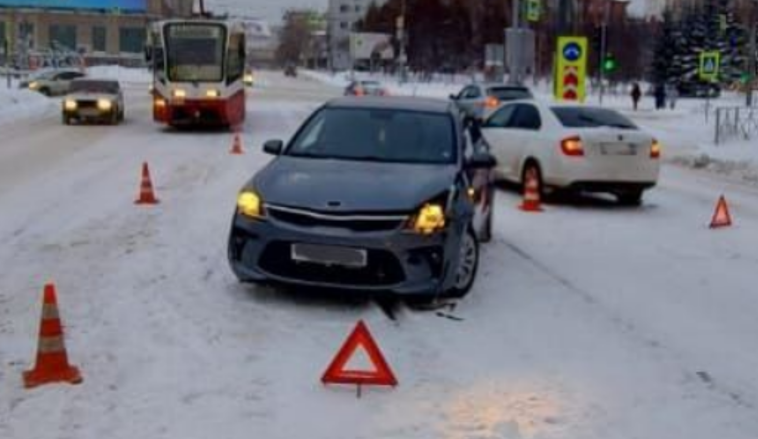 Белгород 15.02 24 что случилось. Сбили ребёнка на пешеходном. Фотосессия на пешеходном переходе. Машина сбивает снеговика.