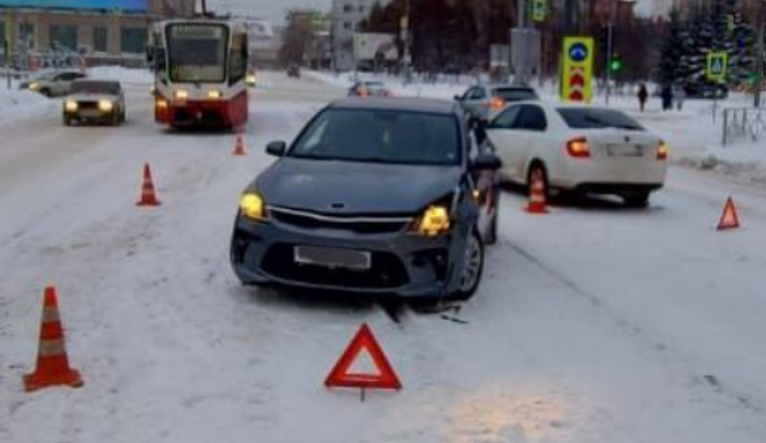 24 декабря 2019 г. Киа Рио в ДТП Новосибирск. Сбили ребёнка на пешеходном. Фотосессия на пешеходном переходе.