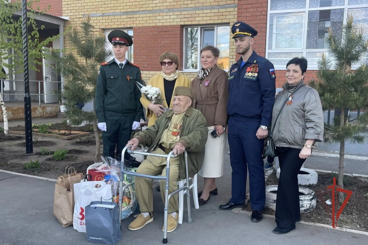 В Оренбурге подшефные Росгвардии кадеты присоединились к акции «Парад у дома ветерана» 