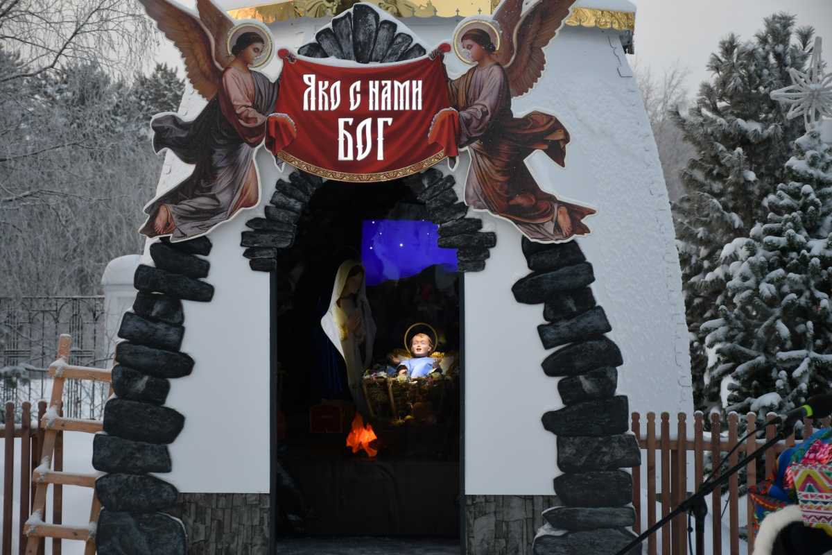 В Губкинском открыли самый высокий Рождественский вертеп на Ямале