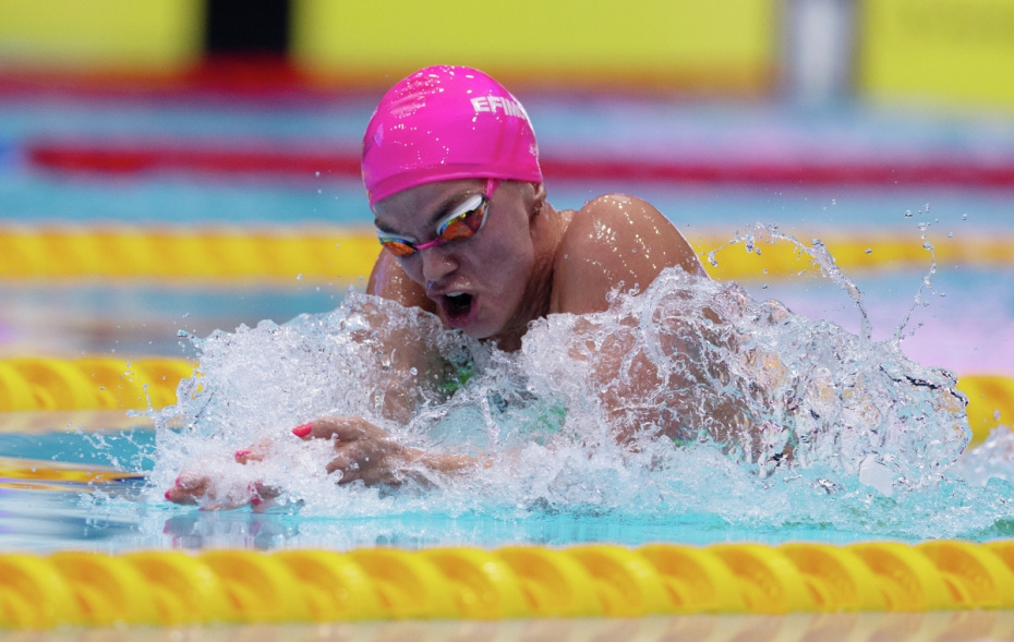 Юлия Ефимова в финальном заплыве на 100 метров брассом среди женщин на чемпионате России по плаванию 2025 года