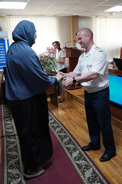 Начальник УФСИН России по Республике Дагестан вручает памятный подарок супруге погибшего сотрудника 