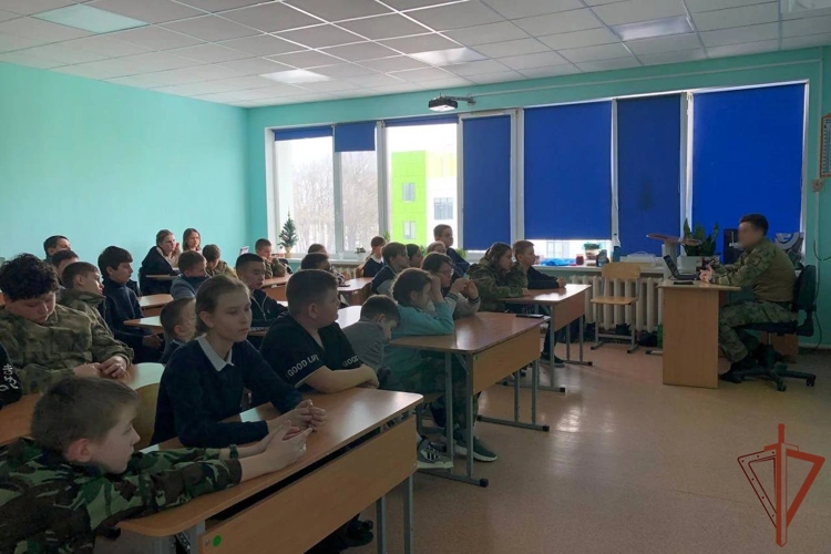 В преддверии юбилея ведомства росгвардейцы провели урок мужества для подшефных кадет в Белгороде