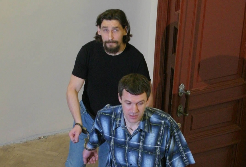 Фигуранты дела об убийстве Галины Старовойтовой Юрий Колчин и Виталий Акишин (впереди в клетчатой рубашке) после оглашения приговора в 2005 году