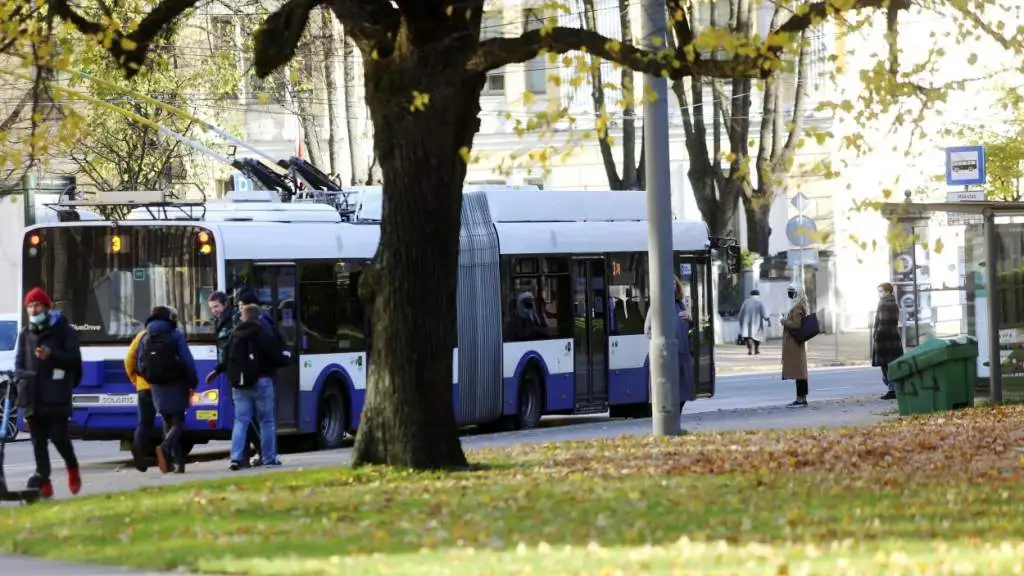 Рижская дума запретила региональным автобусам останавливаться на остановках