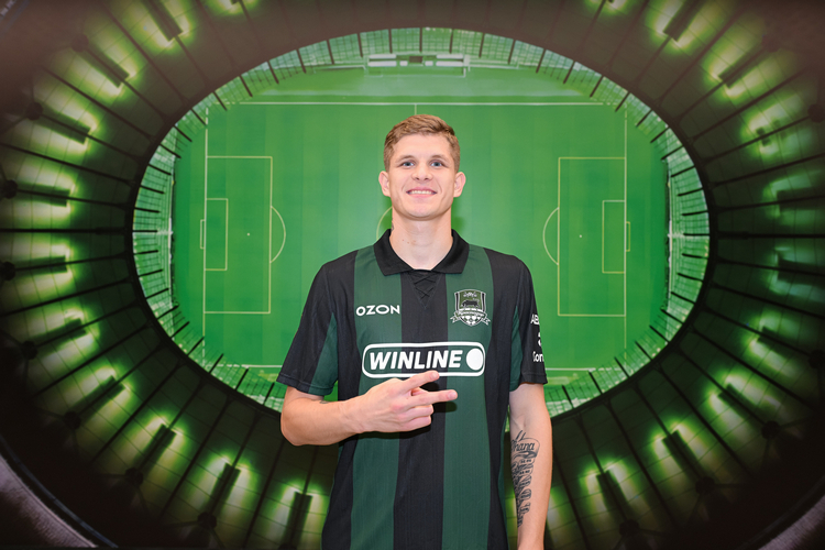 Игрок «Краснодара» и сборной России Валентин Пальцев благодарит Ахметзянова