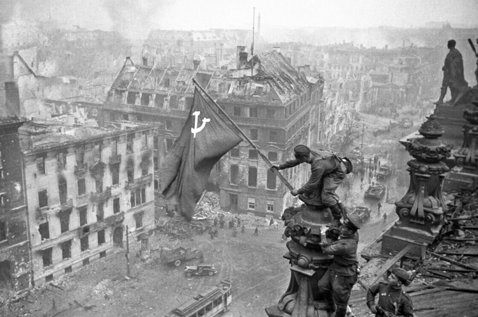 Знамя Победы на здании Рейхстага в Берлине, 1945 год