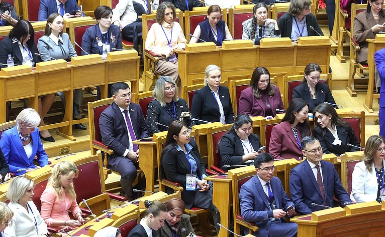 Пленарное заседание IV Международного Форума «Содружество моды»