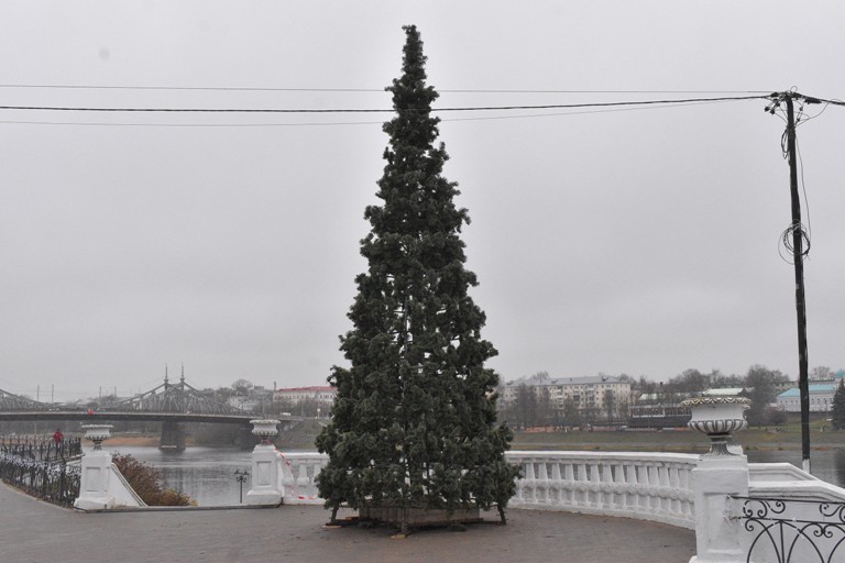 В Твери стартовали работы по новогоднему украшению города