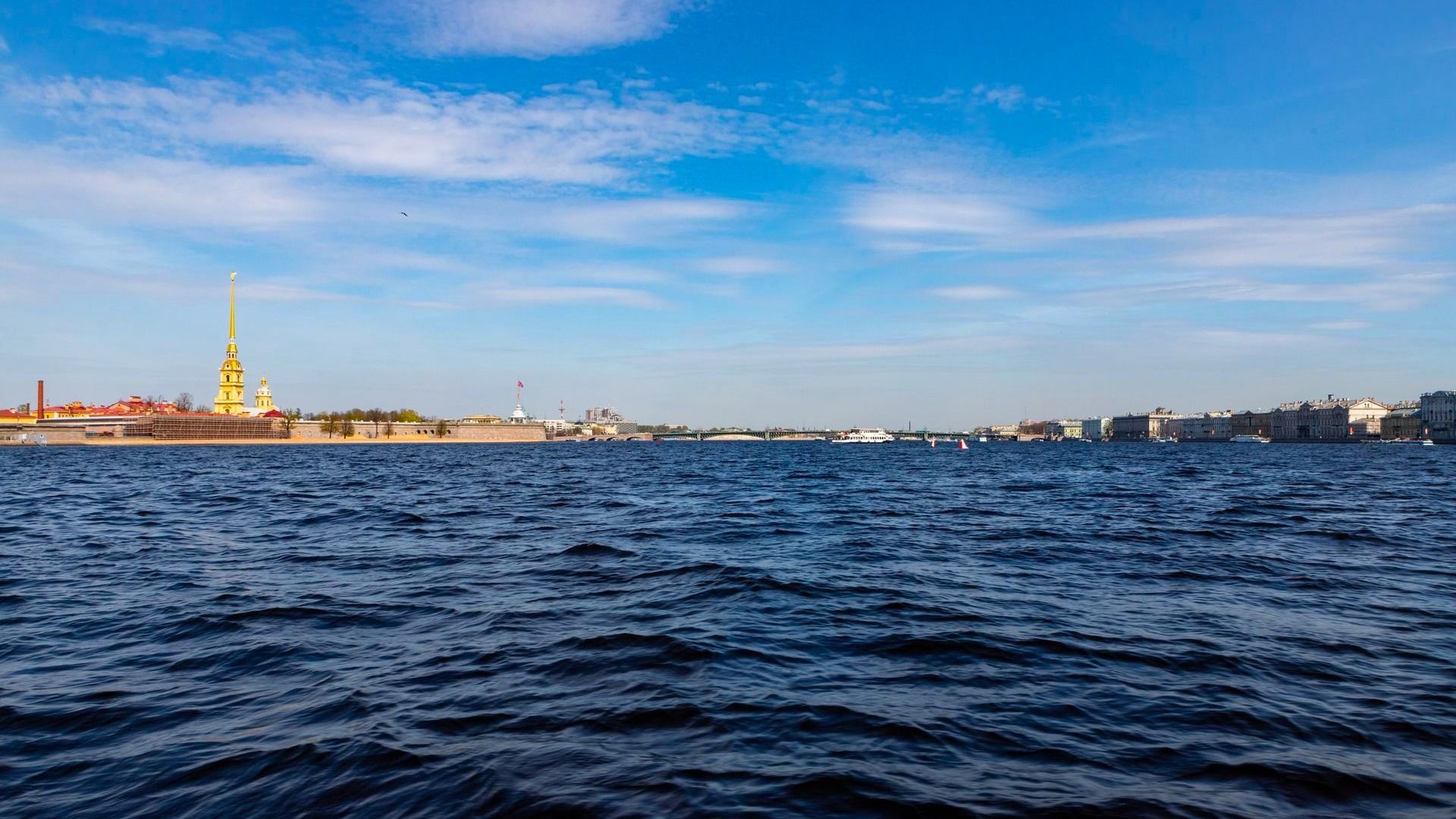 Набережная невы в санкт-петербурге. На набережной невы есть. Набережная невы васильевский остров. Климат питера. Вид на неву с ушаковской набережной в санкт-петербурге.