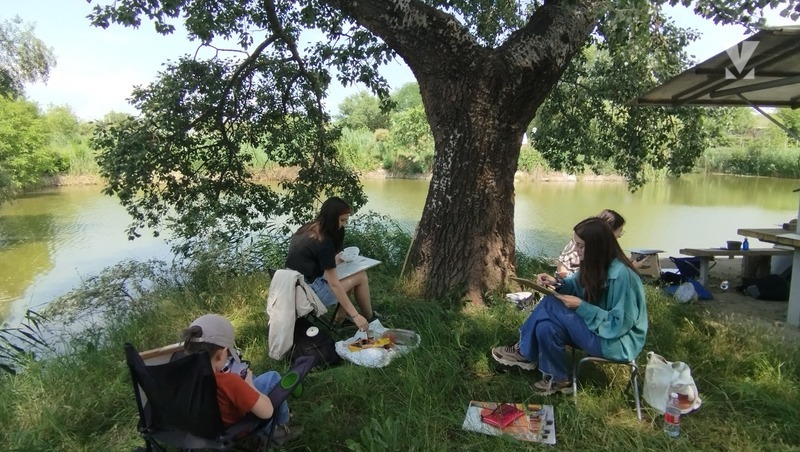 Озерца, часовня и аисты с натуры: юные художники из Минвод устроили пленэр на базе отдыха