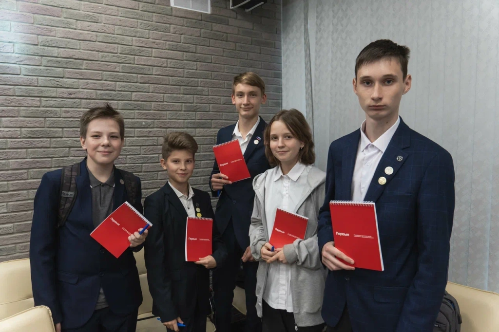 С учебным годом учителю. Станция юных любителей природы 1918. Клуб юных натуралистов движение первых. Юннаты россии. Станция юных натуралистов логотип.