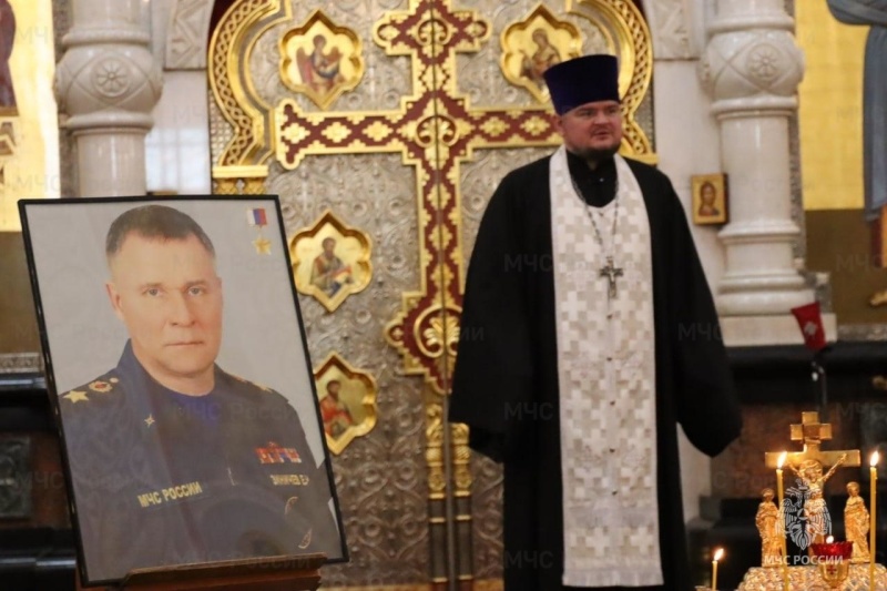 Глава МЧС России и личный состав центрального аппарата почтили память Героя России Евгения Зиничева