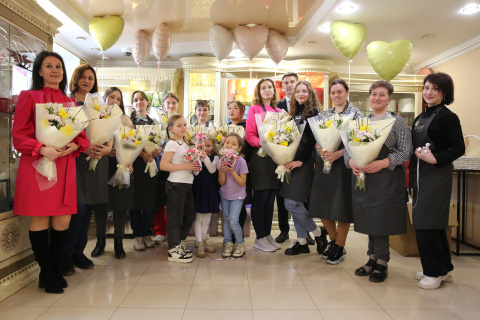 Сторонники «Единой России» и Волонтёрский центр облдумы организовали мастер-класс по флористике семьям участников СВО