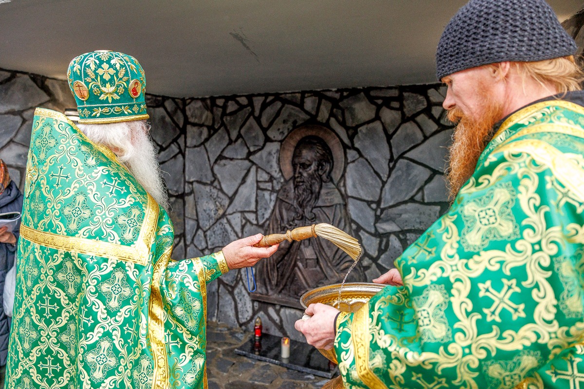 В Коле освящен барельеф преподобного Феодорита Кольского, основателя Троицкого Кольского монастыря 
