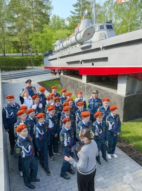 Кадеты МЧС России посетили штаб общественной поддержки «Единой России» по Тюменской области