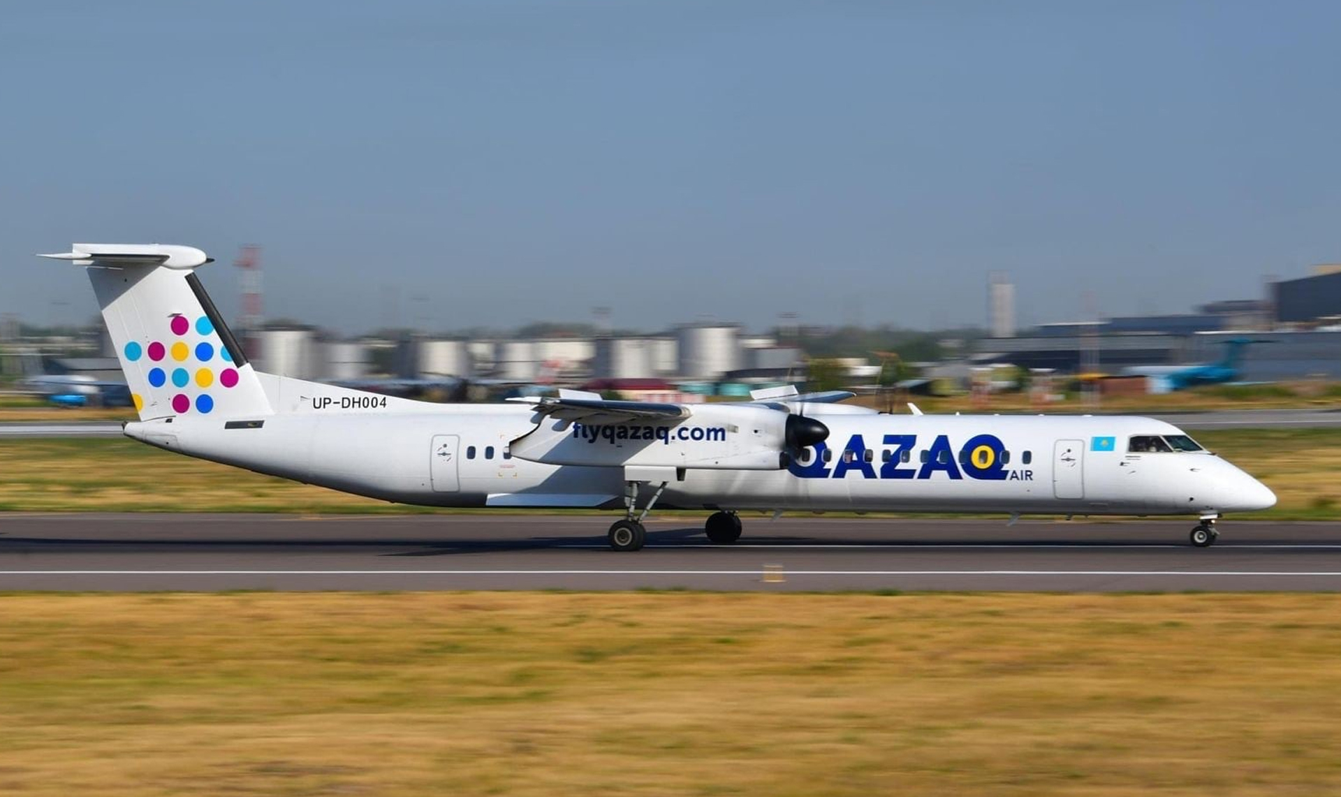 Казань астана самолет. Авиакомпания Qazaq Air. Up-dh004 Bombardier Dash 8-400. Qazaq Air Новосибирск. Казак Эйр самолеты.