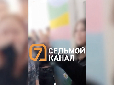 Подростки толпой накинулись на одноклассницу в школе Красноярского края. Видео: 7 канал Красноярск