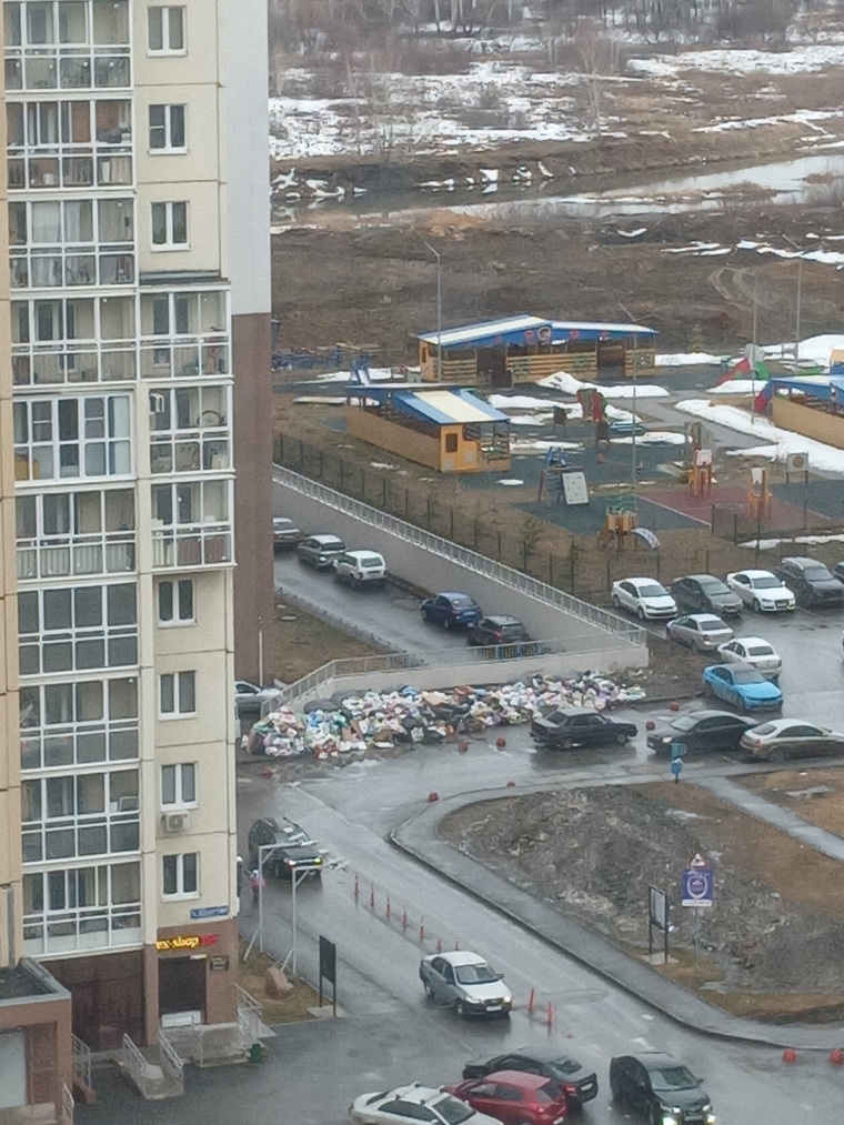 Площадки в Академе в Челябинске завалены пакетами с мусором