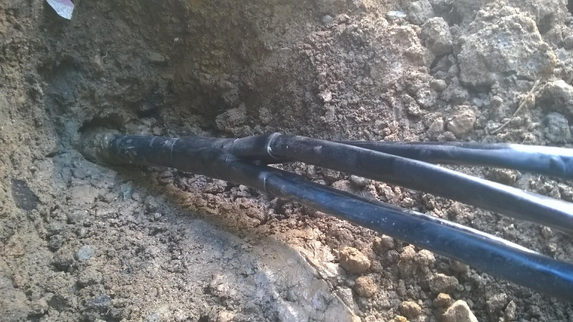 Перерубил кабель в земле. Порванный провод. Обрыв волс. Обрыв оптоволокна кабеля. Механические повреждения кабеля.