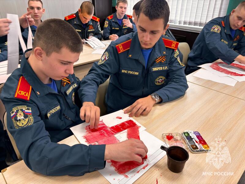 МЧС России продолжает участвовать в патриотической акции «Окна Победы»