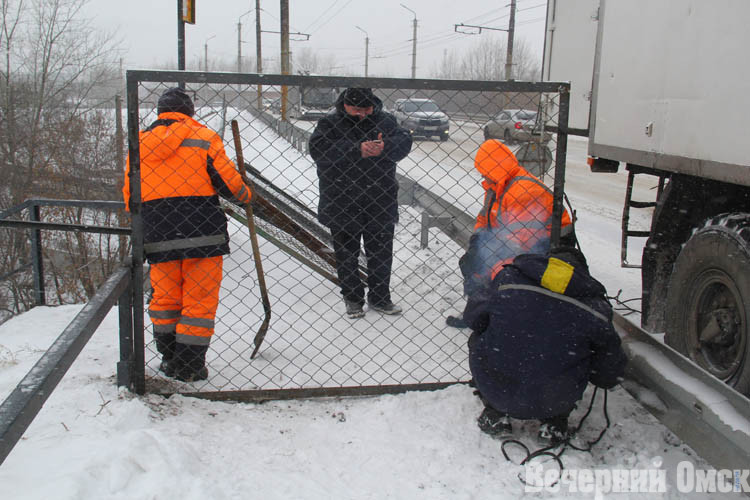 Южный тротуар путепровода в Чкаловском поселке закрыли для пешеходов