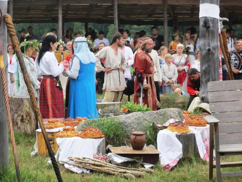 Население луги 2023. Козельск население 2021. Город луга ленинградской лето. Город луга ленинградской области. Лужский мемориал партизанской славы.