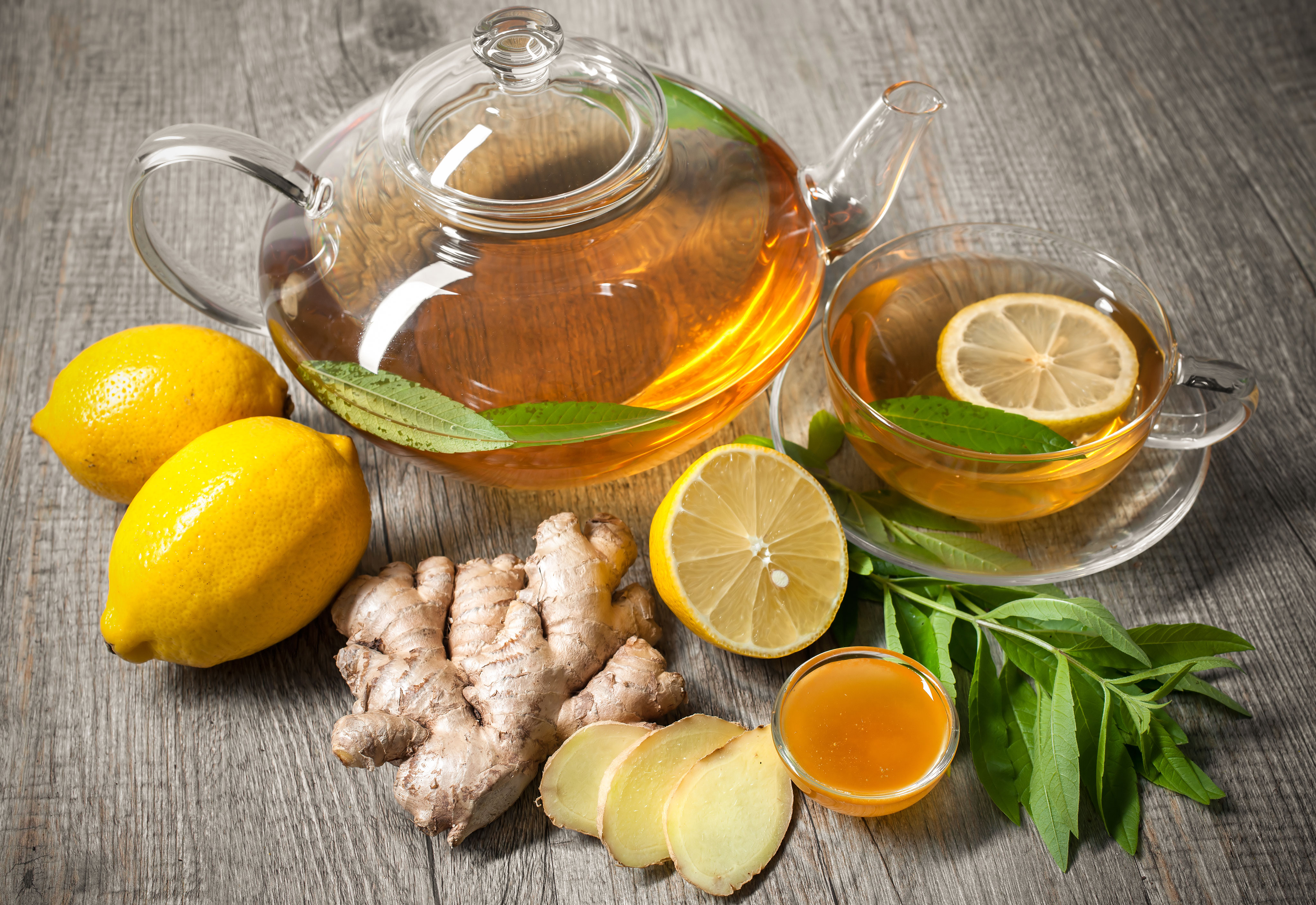 Некоторые люди любят пить зимой витамины напиток. Чай имбирь лимон мед зеленый чай. Имбирный чай. Чай с лимоном и медом. Чай с лимоном и имбирем.