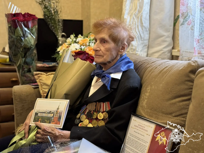 Росгвардейцы поздравили Ветерана Великой Отечественной войны со 101-летием в Ялте