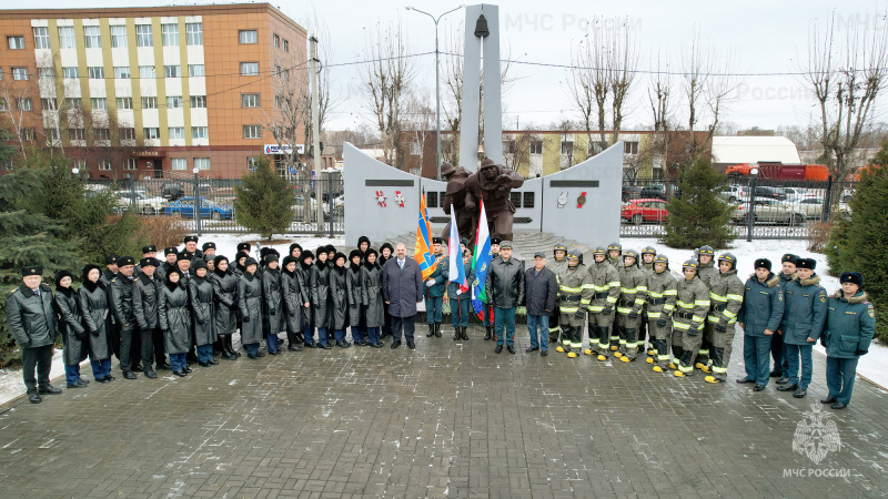 Двадцать девять ударов колокола в честь пожарных и спасателей, погибших при исполнении служебного долга, прозвучали над Аллеей памяти
