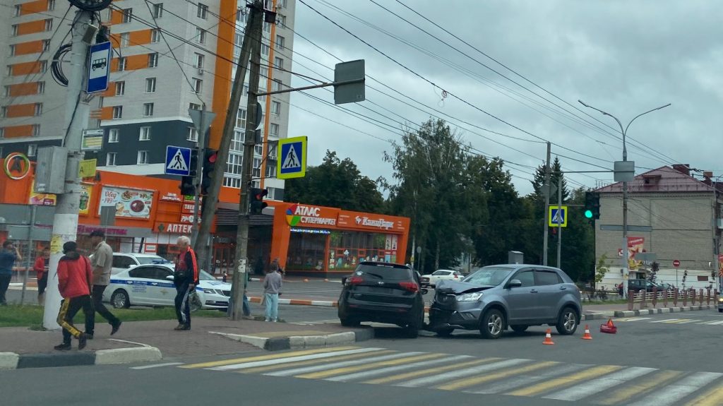 Перекресток ул дуки 63 брянск фото В Брянске на улице Дуки возле "Атласа" столкнулись два легковых автомобиля Проис