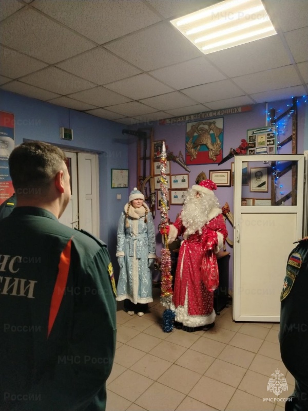 Школьники Северо-Западного административного округа поздравили пожарных с наступившим Новым годом