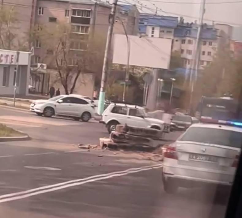 В центре Читы с ехавшего большегруза на дорогу упали плиты