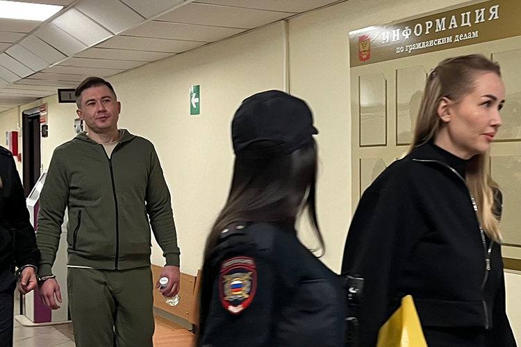 Купова и Покровскую из СИЗО в наручниках доставил конвой. Вот уже больше года единственным местом для встреч влюбленных был и остается «аквариум» в зале судебных заседаний