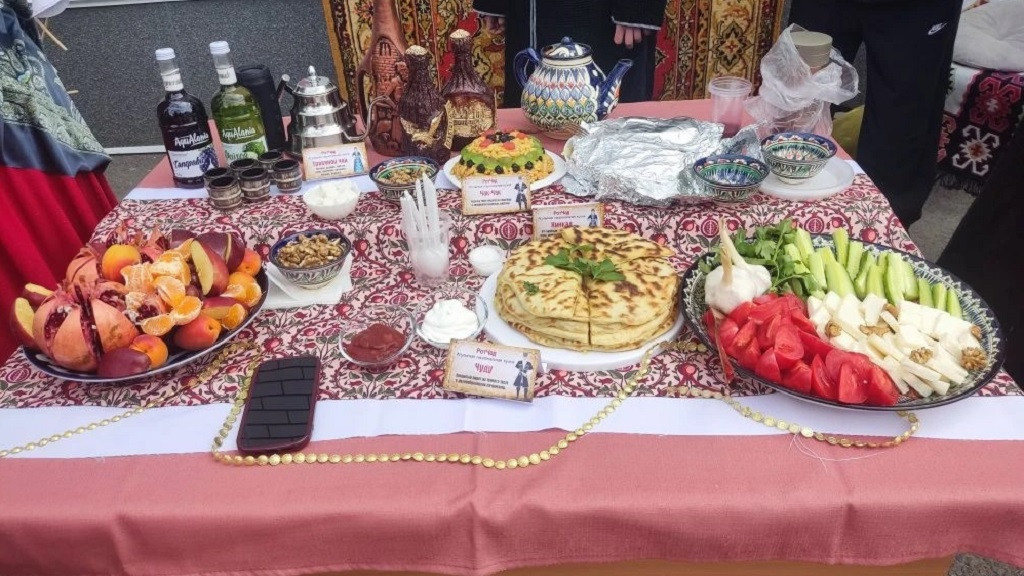Кукаль, колдуны, клёцки со шкварками: в барнаульской школе № 136 представили блюда народов Алтайского края Фото №11