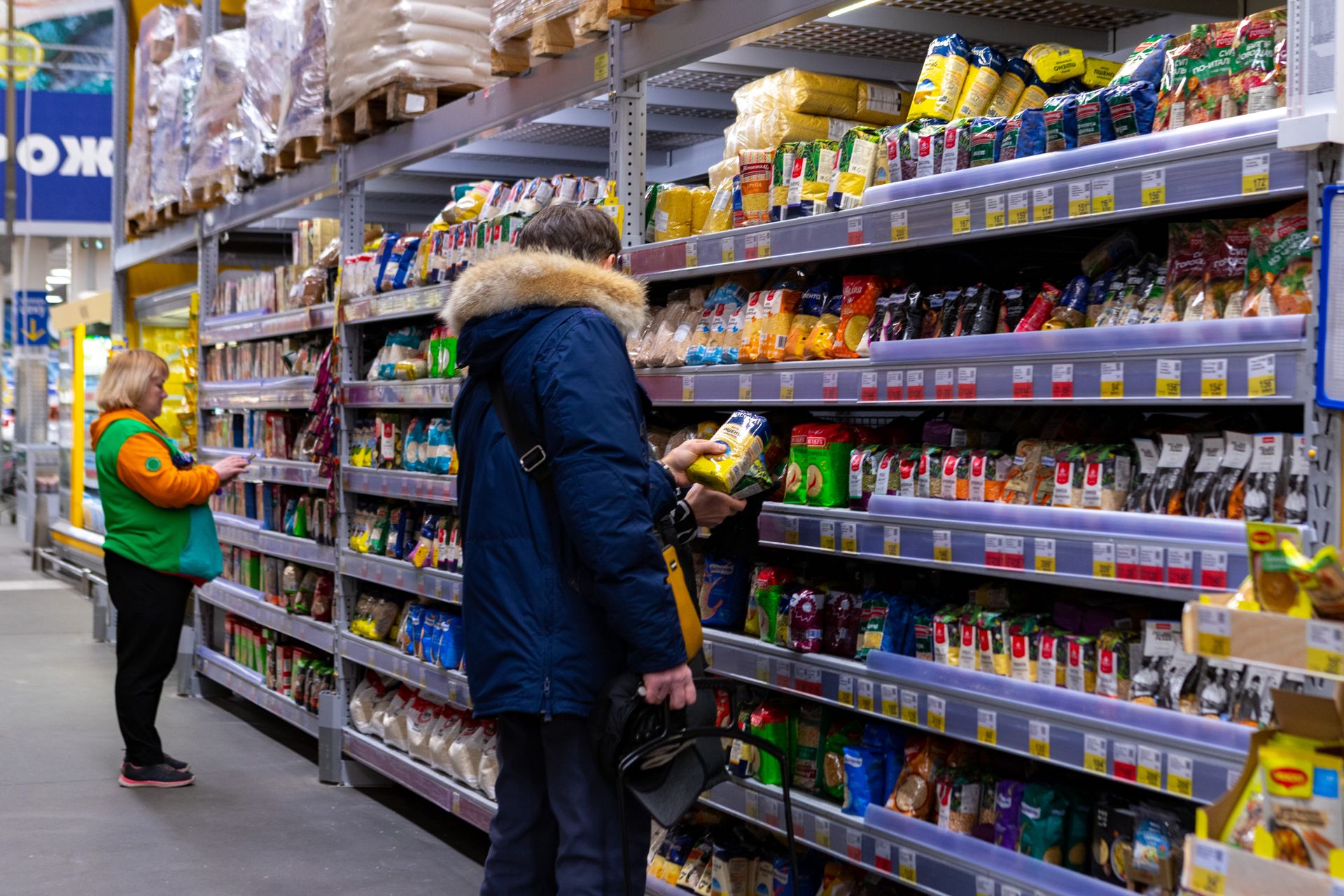 Захватили рынок. Просроченные продукты. Просроченный товар. Российские товары. Захват рынка.