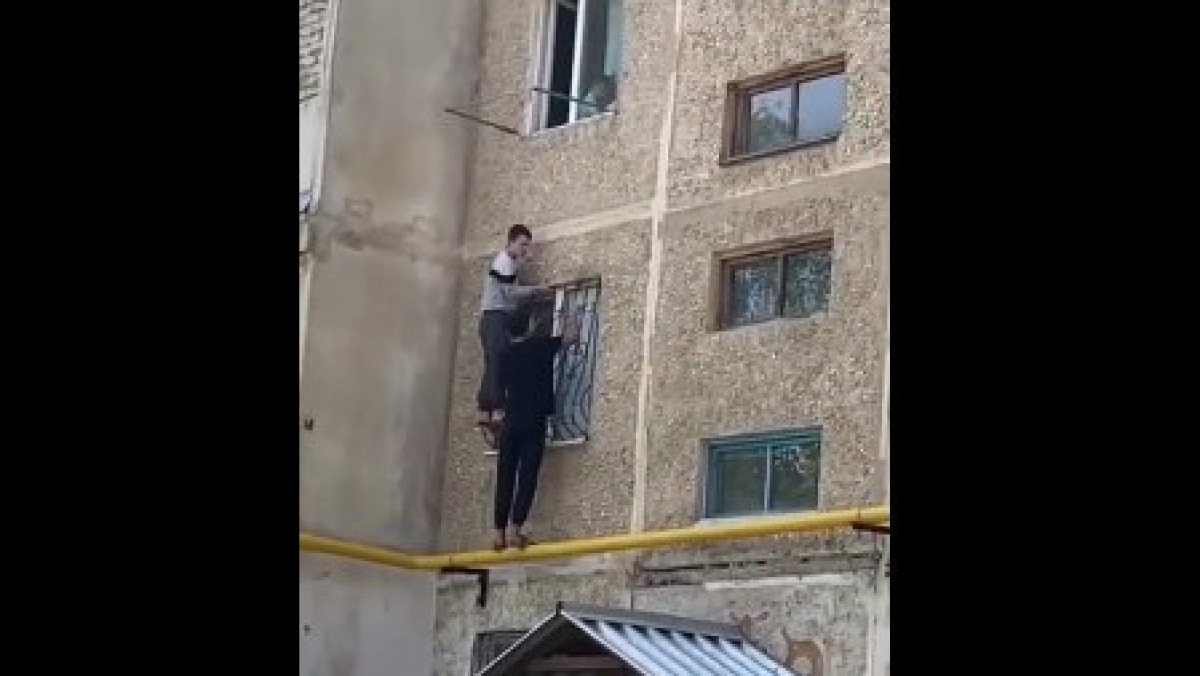 Парень под окном. Бабушка выпала из окна. Спасли ребенка с окна. Девочка выходящая на балкон. Сводные брат и сестра упали с многоэтажки.