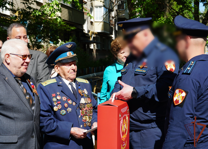 В преддверии Дня Победы росгвардейцы проводят для ветеранов персональные парады в Москве