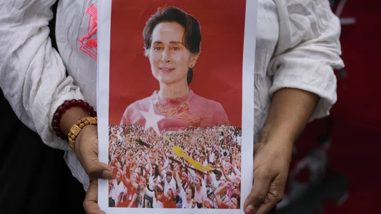 Лауреата Нобелевской премии мира Аун Сан Су Чжи снова отправили в тюрьму