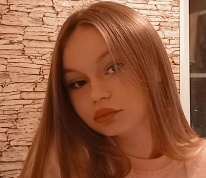 Девочка из калуги. 13 летняя забеременела от 10. Парень и девушка на траве. Насильник несовершеннолетний. В калуге пропавшая девочка.