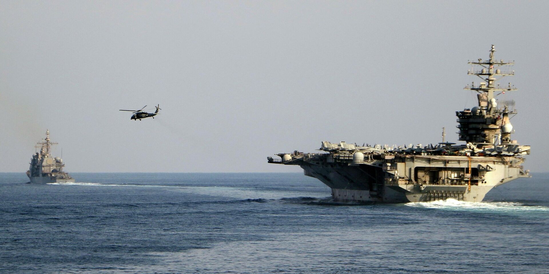 Авианосец США Дуайт Эйзенхауэр и другие военные корабли пересекают Ормузский пролив - ИноСМИ, 1920, 28.03.2026