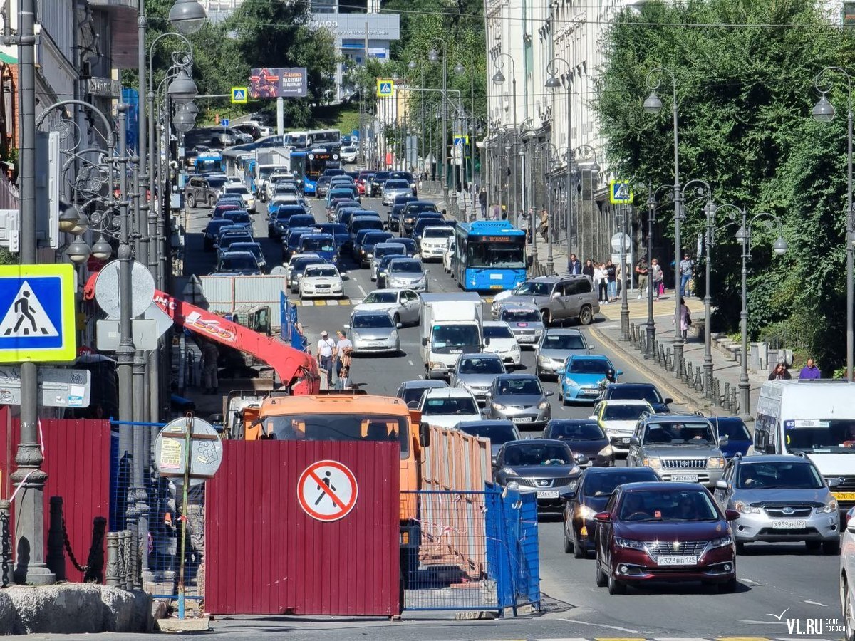 Пробки во владивостоке. Пробки Владивосток. Пробка из машин. Затор. Автомобильный светофор.