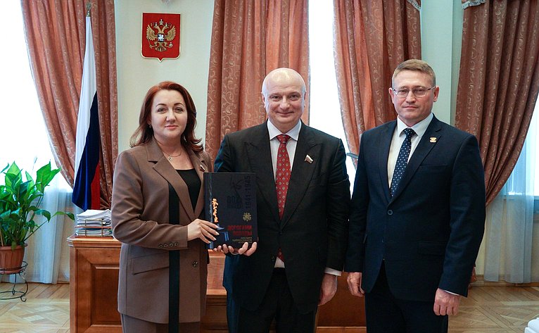 Андрей Клишас и Наталья Кувшинова встретились с председателем Алтайского краевого суда Эдуардом Ермаковым