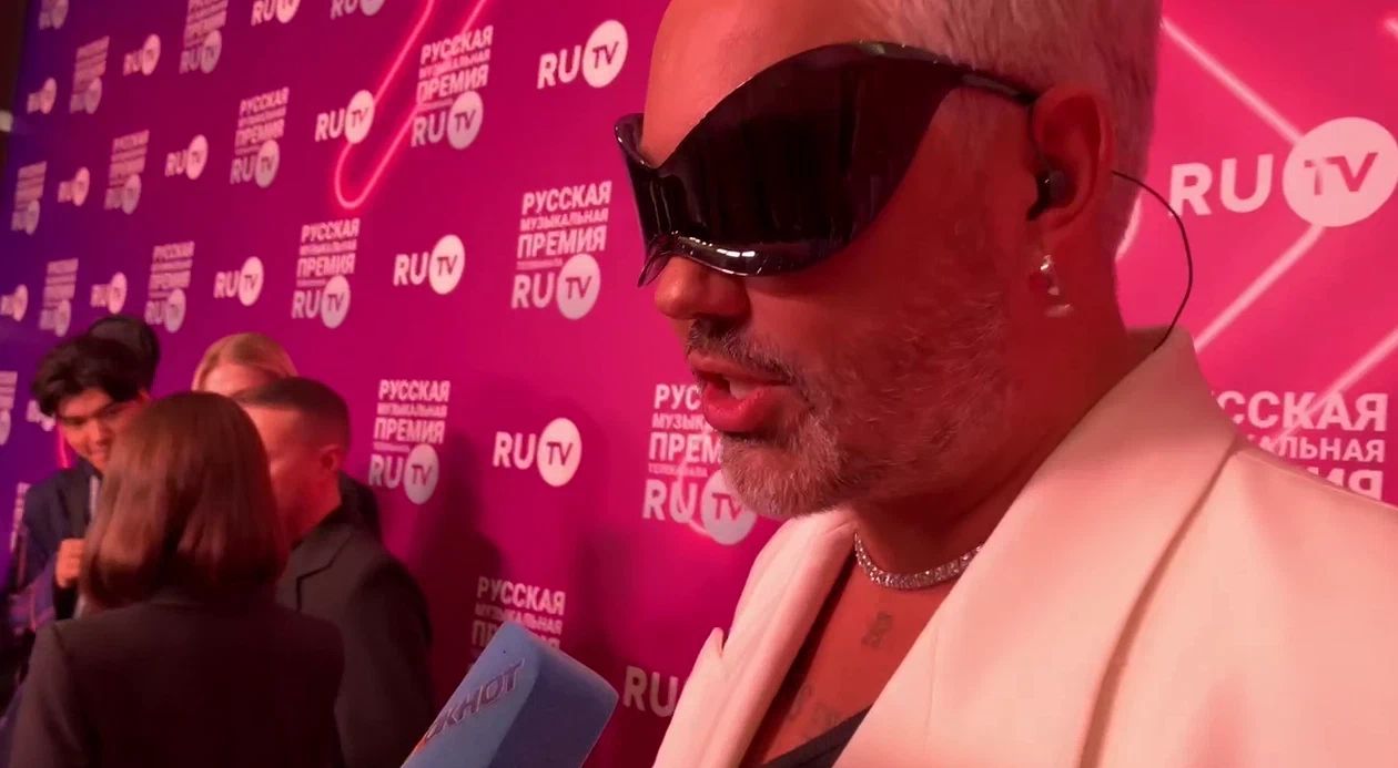 Стилист Рогов в огромных очках Balenciaga рассказал, как одеваются россияне