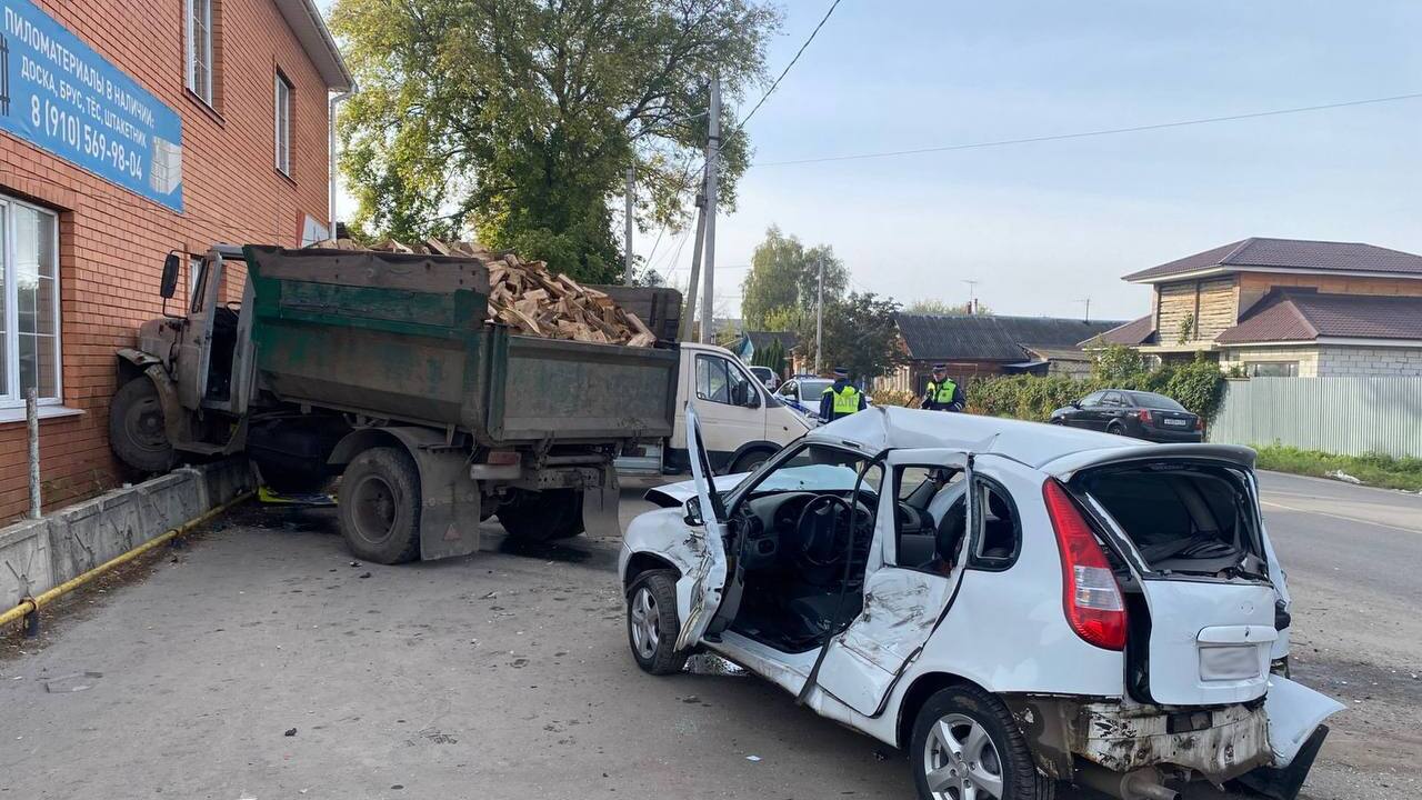 «ЗИЛ» с дровами из-за «Калины» сбил пешехода и врезался в магазин пиломатериалов 