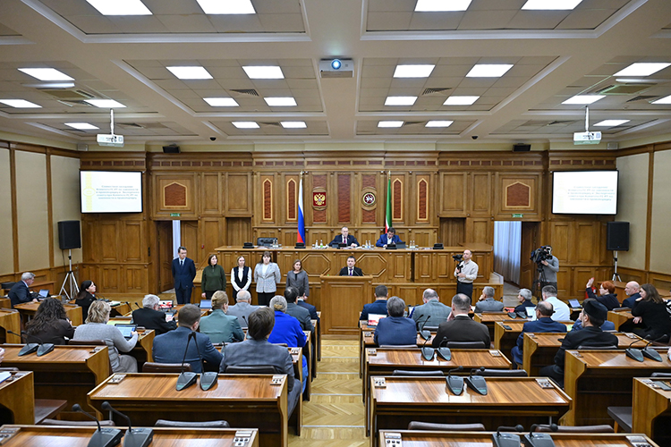 Одним из первых вопросов сегодняшней повестки заседания комитета Госсовета РТ по законности и правопорядку стало решение дальнейшей судьбы Общественной палаты Татарстана (ОП РТ)