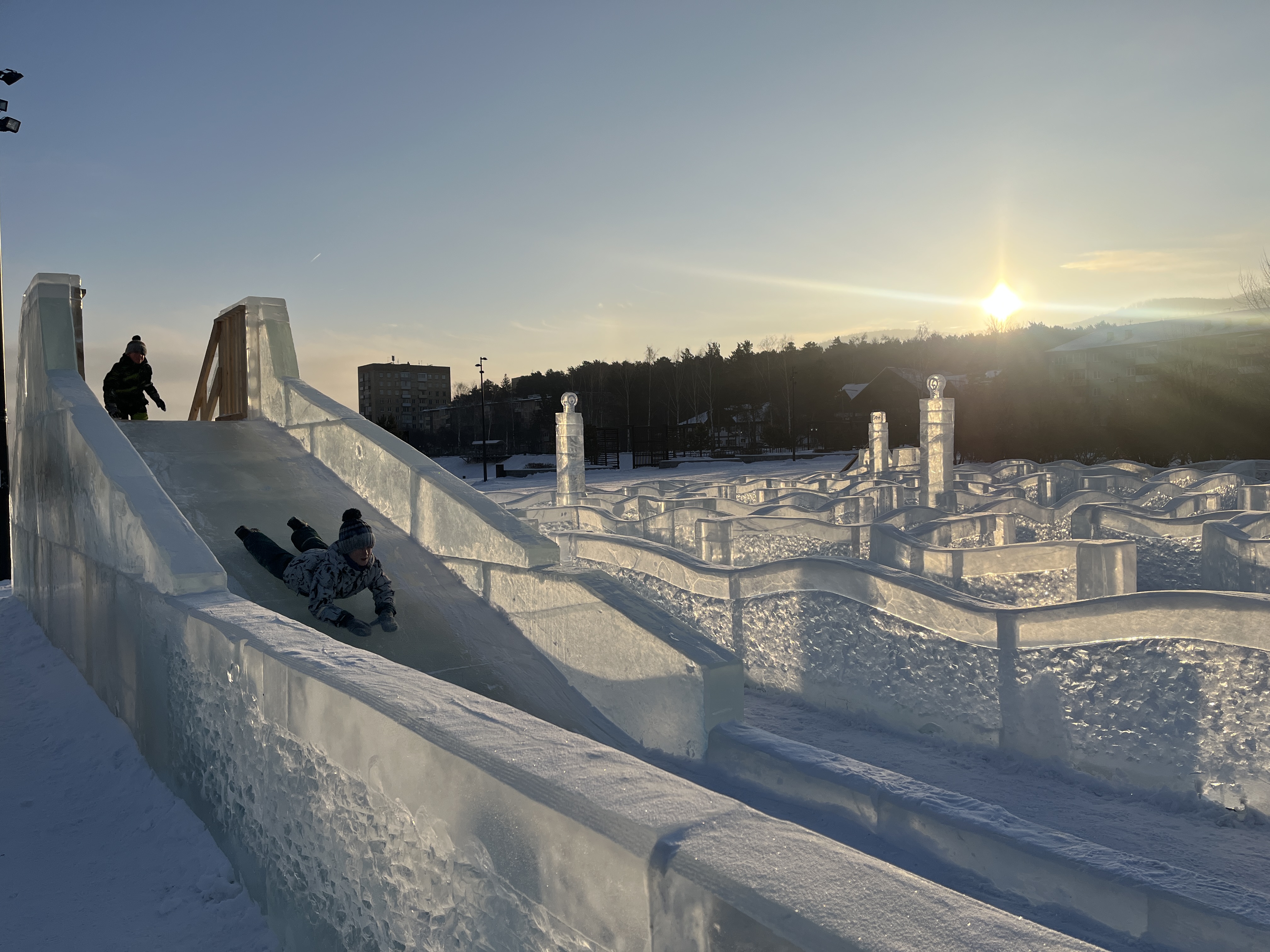 Айс город. Набережная Красноярск 2023. Ледяной городок Нижневартовск 2023. Ледяной городок Нижневартовск 2021. Ледяной городок Красноярск.