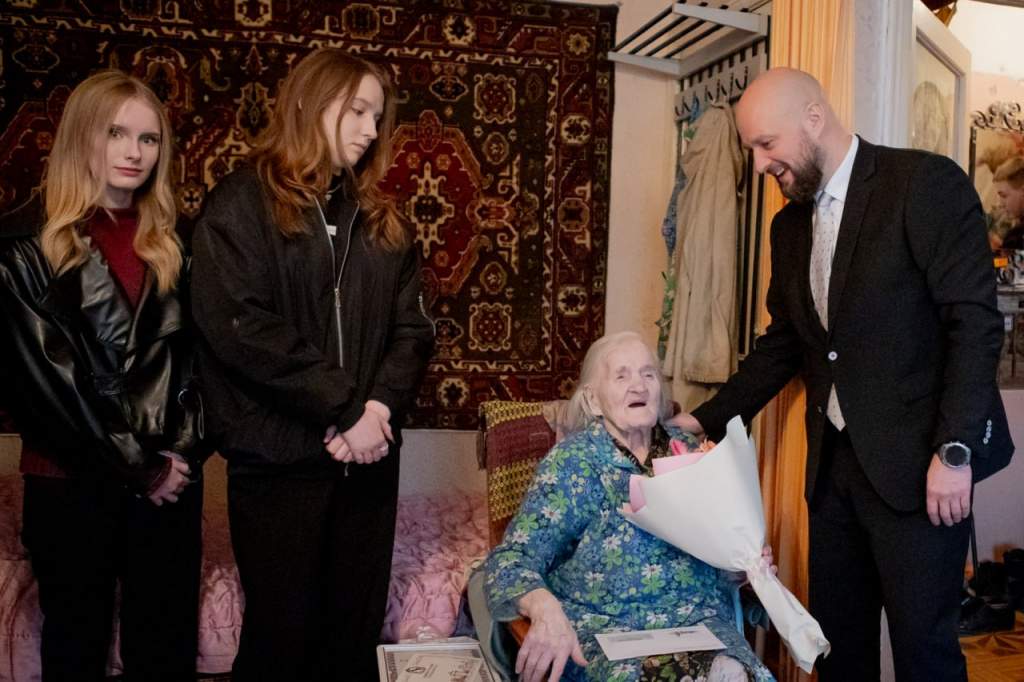 Мэр Курска поздравил Зою Лебедеву со 100-летним юбилеем